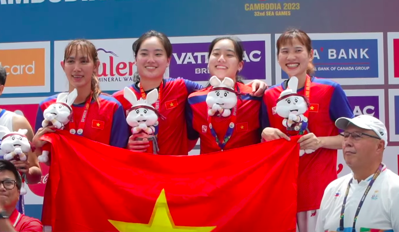 Hậu trường cực đáng yêu sau khi giành HCV của bóng rổ nữ Việt Nam