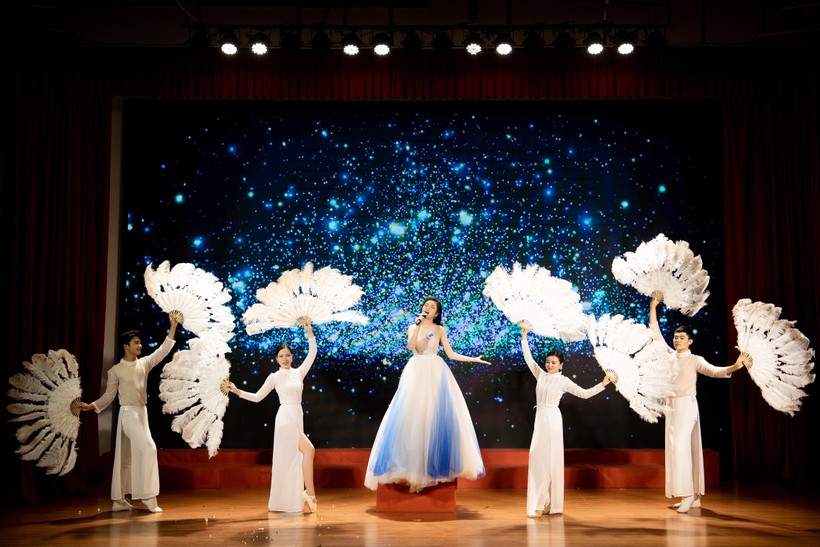 Thí sinh Miss World Vietnam 2023 trổ tài hát 5 thứ tiếng