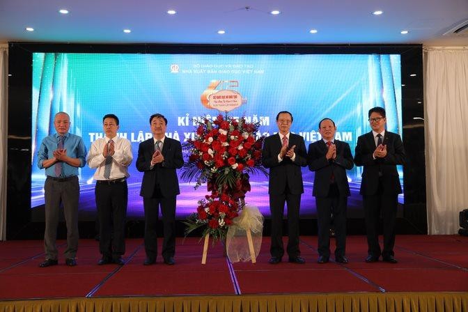Thứ trưởng Phạm Ngọc Thưởng tặng hoa đại diện lãnh đạo NXB Giáo dục Việt Nam nhân kỷ niệm 65 năm thành lập NXB Giáo dục Việt Nam
