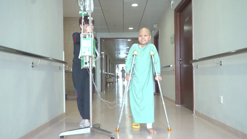 Bệnh nhi Trúc L. được chẩn đoán mắc ung thư tại vị trí đầu dưới xương đùi chân trái tại Bệnh viện Đa khoa Quốc tế Vinmec Times City.