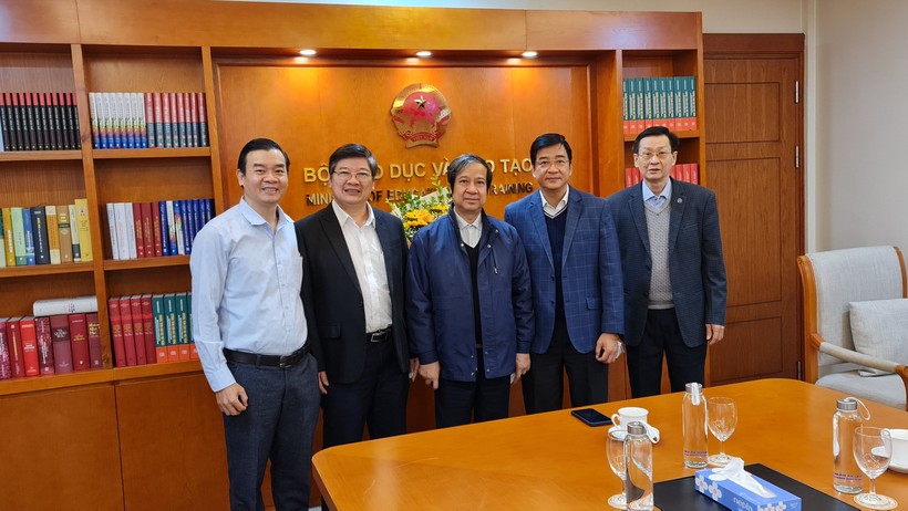 Đ/c Nguyễn Long Biên, Phó Chủ tịch UBND tỉnh và Trường ĐH Nông Lâm TP HCM làm việc với Bộ GDĐT vào năm 2021