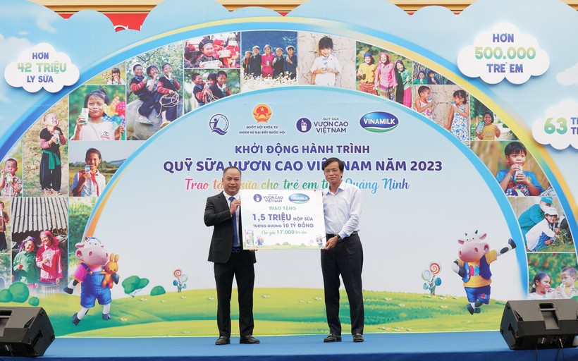 Ông Nguyễn Hạnh Phúc – Chủ tịch Hội đồng Quản trị Vinamilk (bên phải) trao bảng tượng trưng 1,5 triệu ly sữa của chương trình năm 2023 cho lãnh đạo Quỹ BTTEVN.