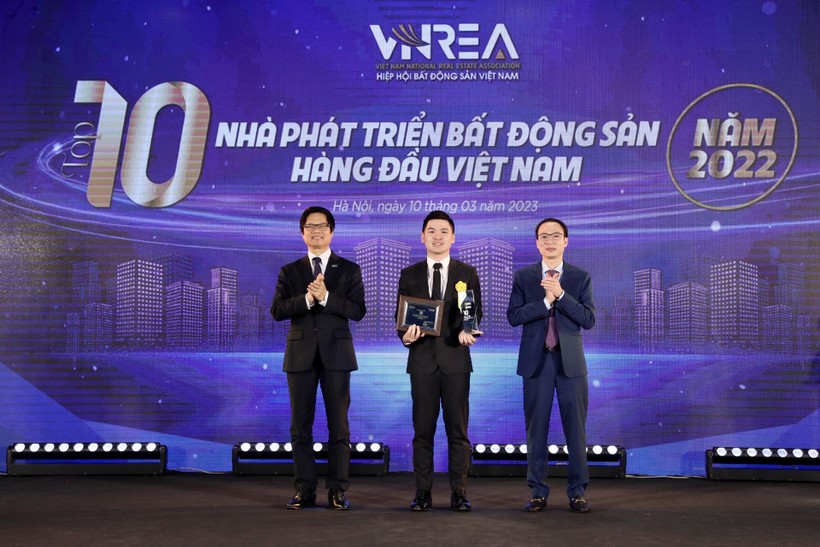 Ông Đỗ Vinh Quang, Phó Chủ tịch HĐQT Tập đoàn (giữa) lên nhận cúp và chứng nhận Top 10 nhà phát triển bất động sản hàng đầu Việt Nam năm 2022.