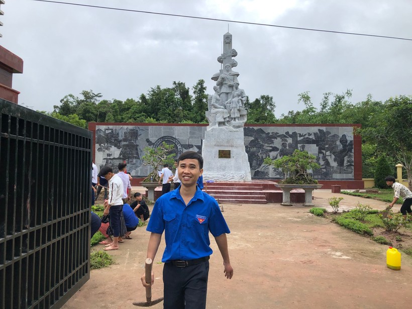 Thầy Nguyễn Minh Văn cùng học sinh trong một buổi lao động tại địa phương.