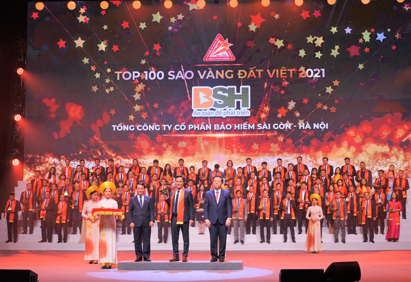 Ông Nguyễn Văn Trưởng, Tổng Giám đốc Bảo hiểm BSH (đứng giữa hàng đầu tiên) đại diện cho BSH nhận danh hiệu Top 100 Sao Vàng Đất Việt 2021.