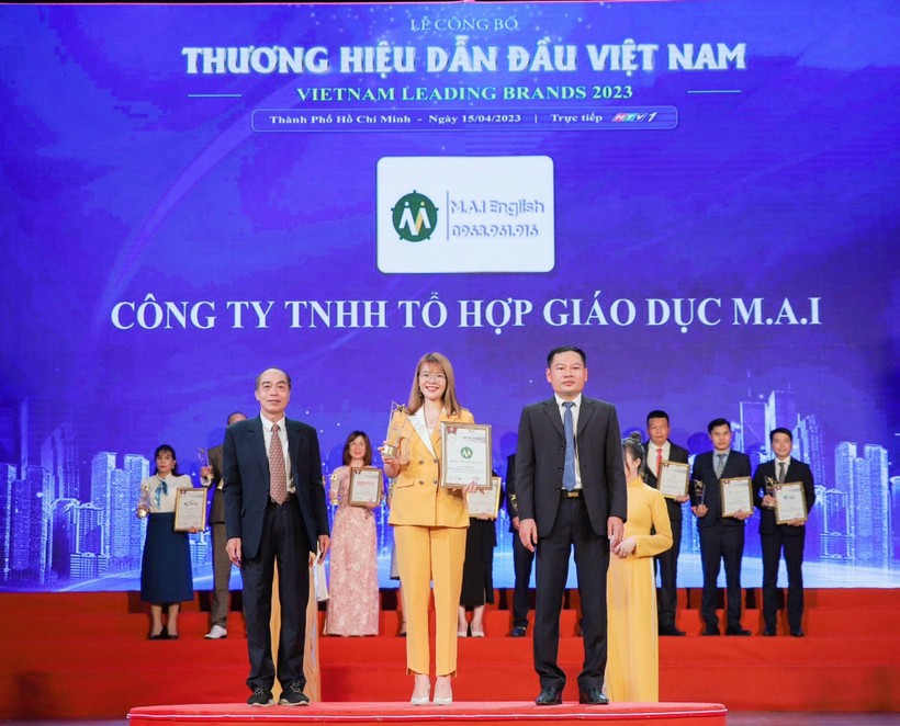 Cô Mai Trần (Nhà sáng lập kiêm GĐ điều hành Tổ hợp Giáo dục M.A.I) nhận giải thưởng “Top 10 Thương hiệu dẫn đầu Việt Nam - Vietnam Leading Brands 2023”.