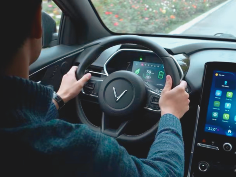 Với sự hỗ trợ đắc lực của Trợ lý ảo VinFast, người lái có thể thực hiện nhiều tác vụ ngay trên xe thông qua giọng nói.