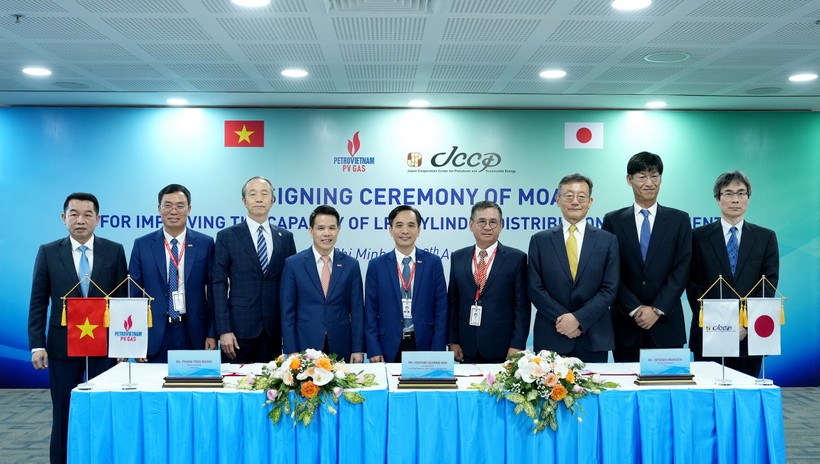 Tổng Lãnh sự Nhật Bản tại Thành phố Hồ Chí Minh và các lãnh đạo cấp cao của PV GAS, PV GAS LPG, JCCP tham dự Lễ ký kết Thỏa thuận hợp tác “Nâng cao năng lực quản lý phân phối vỏ bình LPG bằng mã vạch tại Việt Nam”.