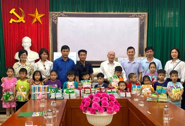 Công ty VEPIC tặng sách cho Làng trẻ em SOS Hà Nội.