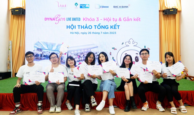 8 thành viên nhóm dự án Guardian of Childhood là các bạn trẻ đến từ nhiều trường đại học tại Hà Nội.