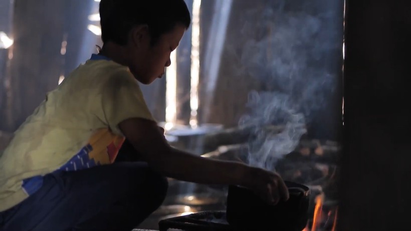 Cậu bé Lý A Lầu 6 tuổi tự nấu ăn bằng bếp củi hàng ngày