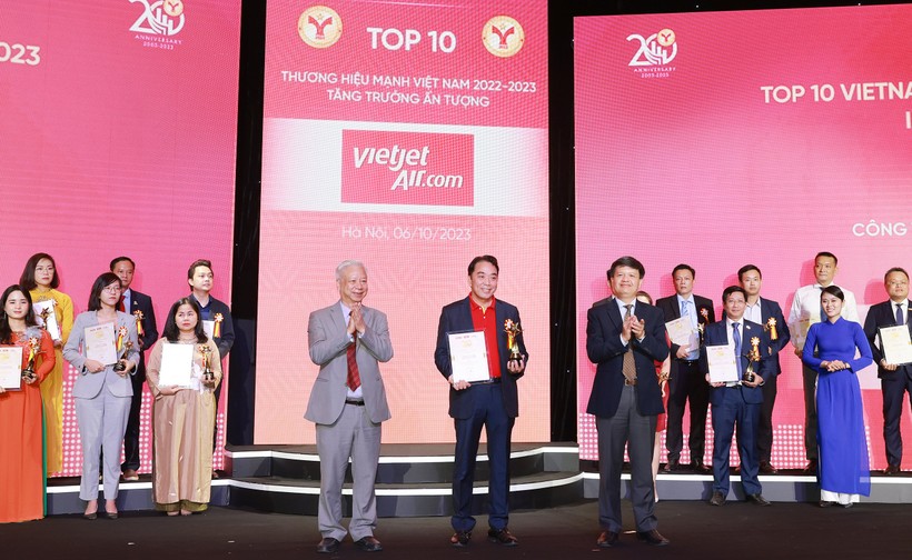 Ông Nguyễn Anh Tuấn - Phó Chủ tịch HĐQT Vietjet (thứ hai từ phải sang) nhận giải thưởng.
