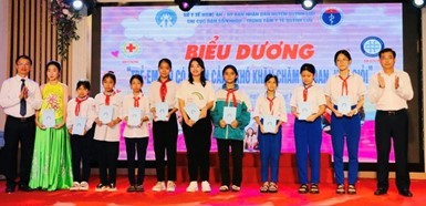 Nhân dịp này, Chi cục Dân số - KHHGĐ Nghệ An đã trao 10 suất cho 10 học sinh nữ có hoàn cảnh khó khăn, vươn lên học tập tốt của huyện Quỳnh Lưu.