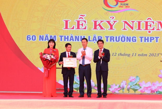 Đ/c Lê Quang Hùng – Ủy viên Ban Thường vụ Tỉnh ủy, CNUBKT Tỉnh ủy trao Bằng khen của Bộ GD&ĐT cho Tập thể nhà trường