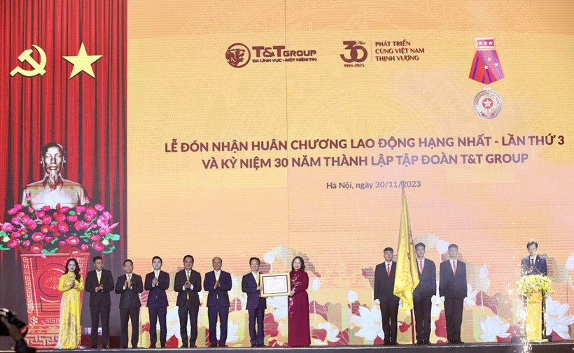 Bà Võ Thị Ánh Xuân, Uỷ viên Ban Chấp hành Trung ương Đảng, Phó Chủ tịch nước CHXHCN Việt Nam thay mặt lãnh đạo Đảng, Nhà nước trao tặng Huân chương lao động hạng Nhất cho Tập đoàn T&T Group.