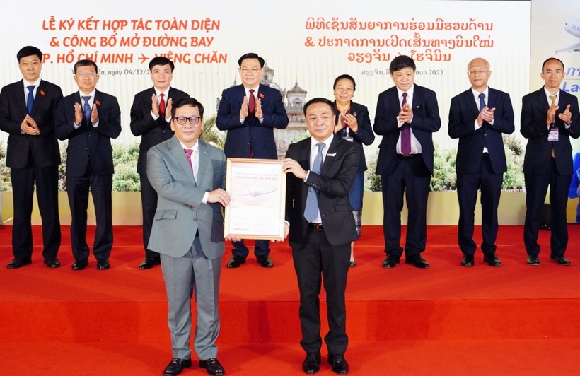 Ông Đinh Việt Phương – Tổng Giám đốc Vietjet và ông Khamla Phommavanh – Giám đốc Điều hành Lao Airlines cùng trao Thỏa thuận hợp tác toàn diện giữa Vietjet và Lao Airlines