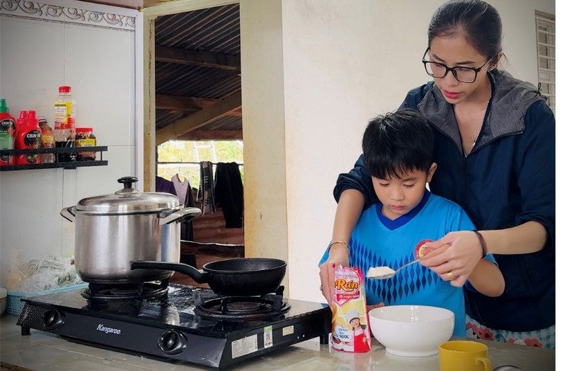 Bé Nguyễn Thắng Nguyên lần đầu cùng mẹ làm bánh rán