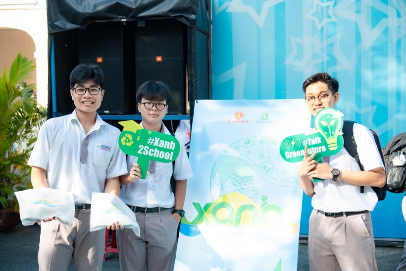 Học sinh trường THPT Chuyên Lê Hồng Phong (TP. Hồ Chí Minh) hào hứng chụp ảnh cùng standee và các món quà của cuộc thi “Tiếng nói Xanh”