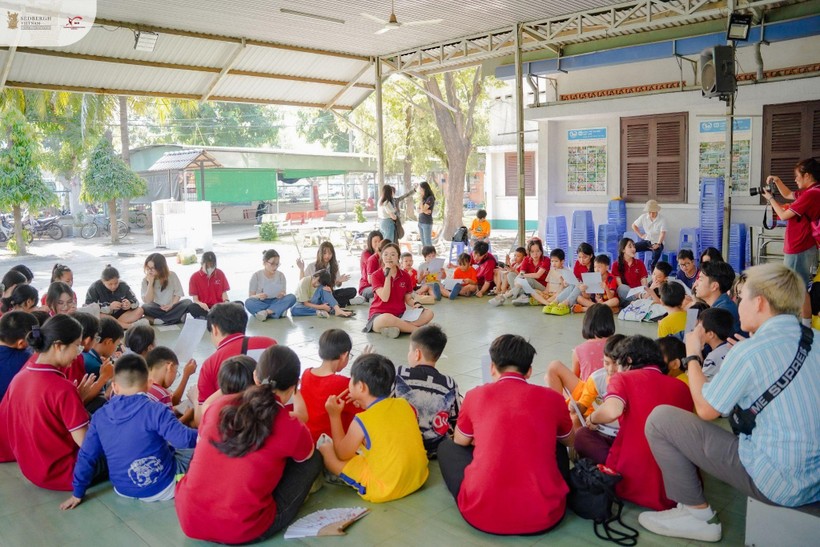Học sinh Sedbergh Vietnam mang đến những câu chuyện, trò chơi cho các bạn học sinh làng SOS Gò Vấp