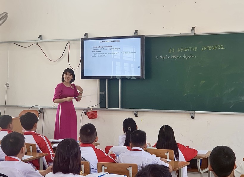 Giáo viên Kon Tum ứng dụng AI vào bài giảng điện tử tiếng Anh.