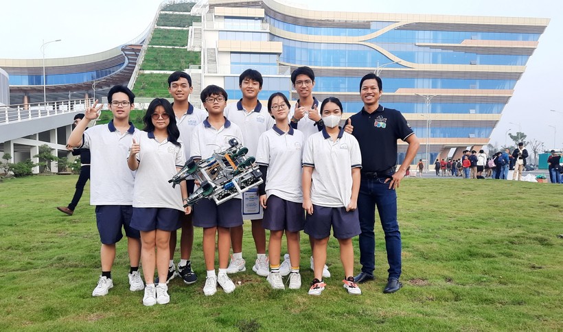  Đội 36070J – LSTS FATE tham dự Giải Vô địch Quốc gia VEX Robotics 2024, thầy Huỳnh Bảo Thiên (ngoài cùng bên phải)