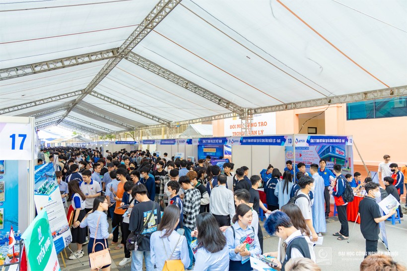 Ngày hội việc làm Đại học Công nghiệp Hà Nội 2024 thu hút sự tham gia đông đảo của các bạn sinh viên