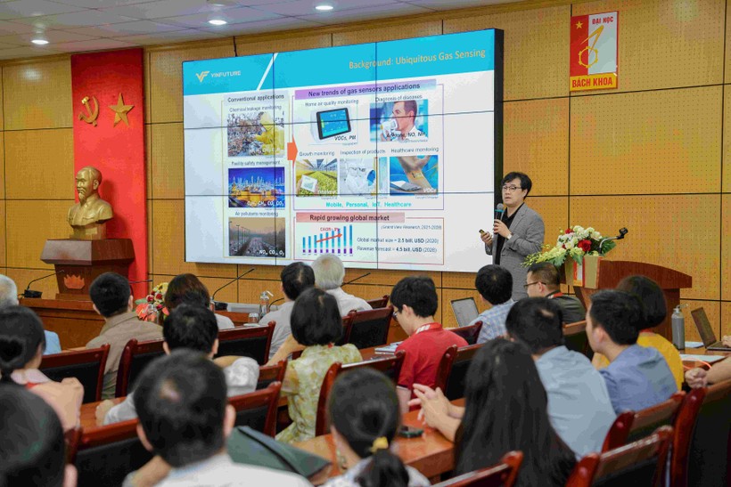 GS. Park Inkyu – Giáo sư chủ nhiệm tại Khoa Kỹ thuật Cơ khí thuộc Viện Khoa học và Công nghệ tiên tiến Hàn Quốc (KAIST) trình bày chủ đề Giám sát môi trường thông minh bằng cảm biến không khí năng lượng thấp.