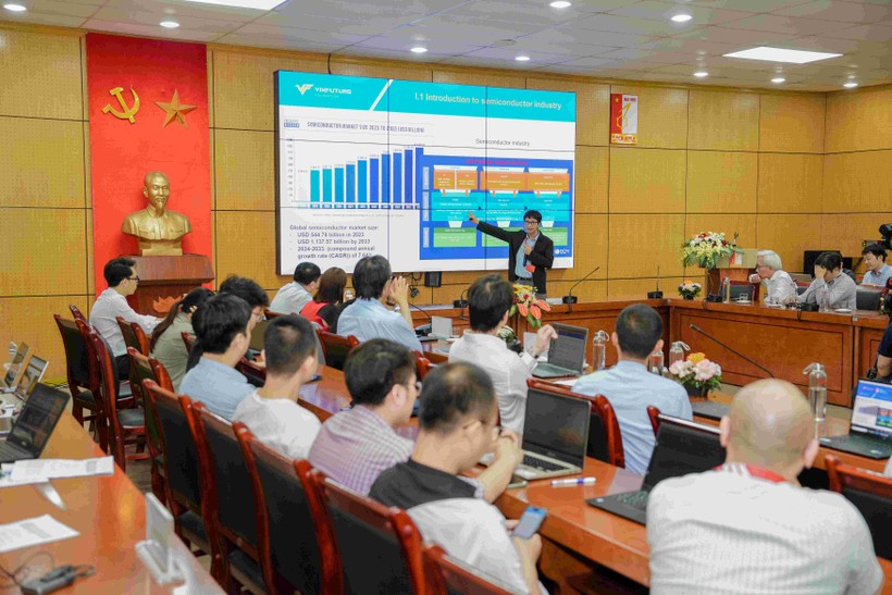 GS. Nguyễn Đức Hòa - Phó hiệu trưởng Trường Vật liệu tại Đại học Bách khoa Hà Nội đại diện cho cộng đồng khoa học công nghệ Việt Nam trình bày tại toạ đàm.
