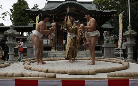Độc đáo cuộc thi Sumo chọc trẻ con khóc thét ở Nhật