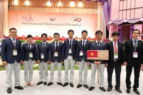 Đoàn học sinh Việt Nam dự thi Olimpic Toán học tại Thái Lan năm 2015