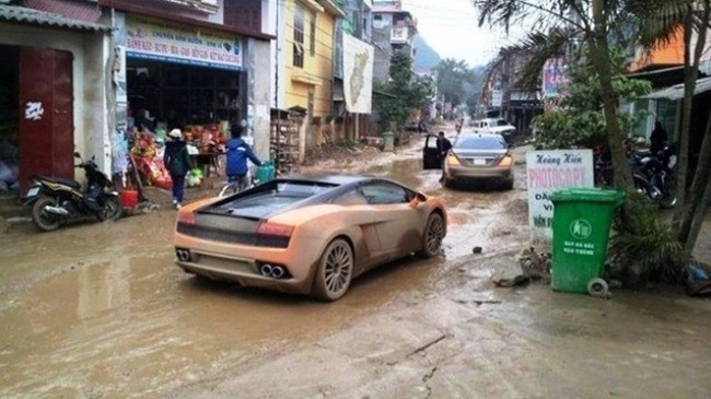 Lamborghini Gallardo "bươn chải" trong sình lầy.