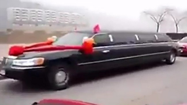 Có khoảng 10 chiếc xe limousine đã cùng nhau góp mặt trong dàn ô tô đón dâu tại một đám cưới diễn ra ở Trung Quốc.
