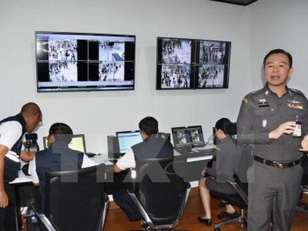 Thiếu tướng Nathathorn Prousoontorn, phụ trách vấn đề nhập cư, giới thiệu hệ thống kiểm tra hành khách APPS tại sân bay Suvarnabhumi ở thủ đô Bangkok. Nguồn: Kyodo/TTXVN