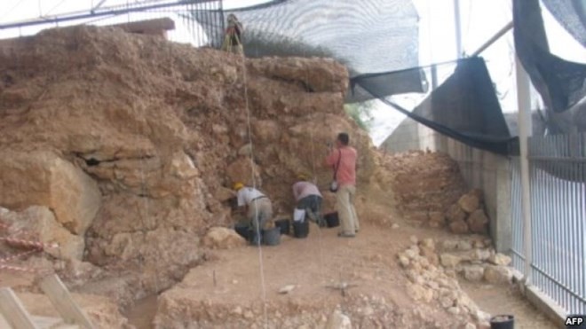 Các nhà khảo cổ đang khai quật tại hang Qesem. Nguồn: AFP