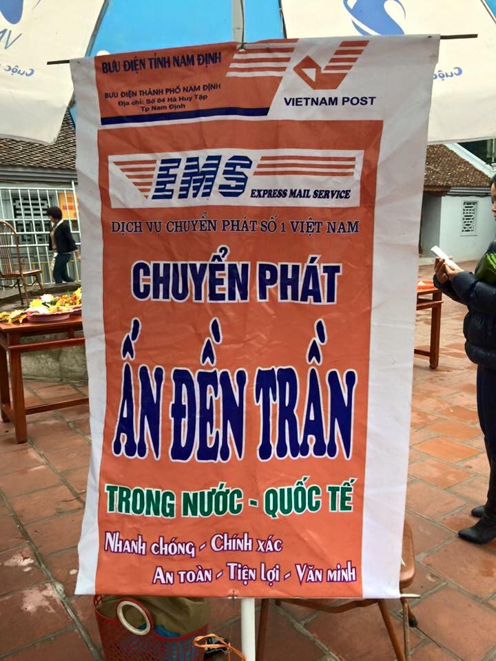 Băng rôn quảng cáo dịch vụ chuyển phát ấn đền Trần của Bưu điện tỉnh Nam Định