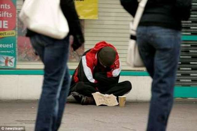 Một người ăn xin trên đường phố ở Wolverhampton, West Midlands, Anh. Nguồn: Daily Mail