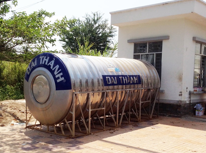 Bồn 10 m3 được Trung tâm nước sạch và vệ sinh môi trường tỉnh Sóc Trăng chuẩn bị để cấp nước miễn phí cho người dân huyện Trần Đề vào sáng 10/3. Ảnh: Việt Tường.