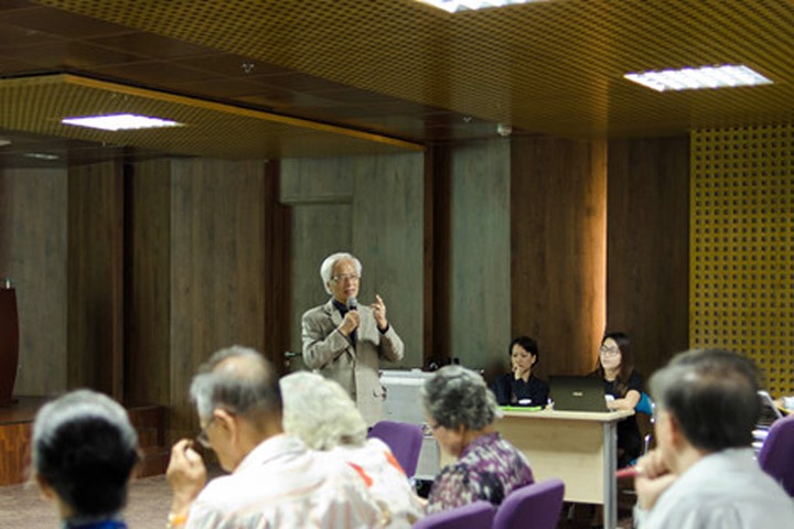 GS Chu Hảo trình bày về lý do Phan Châu Trinh đặt “khai dân trí” lên đầu tiên trong Phong trào Duy Tân. Ảnh: Đinh Lan