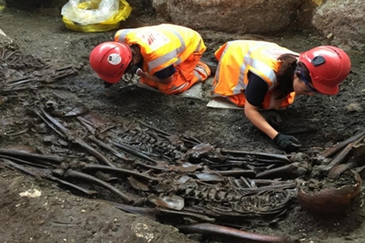 Các bộ xương người được khai quật ở nghĩa trang Bedlam vào tháng 7/2015