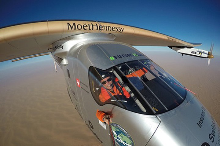 Nhà sáng lập Bertrand Piccard chụp ảnh selfie. Ảnh: Solar Impulse