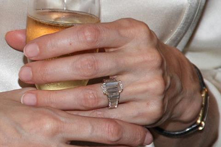 Chiếc nhẫn đính hôn gắn kim cương trị giá 250.000 USD Brad Pitt tặng Jolie