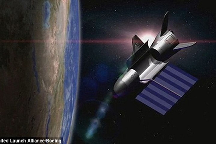 Đồ họa mô phỏng máy bay X-37B bay vòng quanh Trái Đất. Ảnh: Boeing.