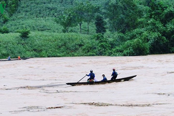 Lũ trên sông Dakrông Quảng Trị dâng cao, chảy xiết. Ảnh Thanh Hiếu.