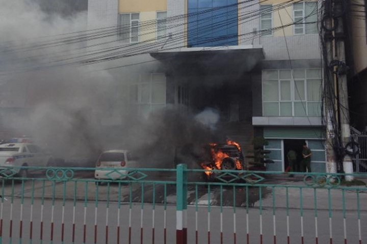 Vụ cháy ô tô trước cửa trụ sở Công an phường Cửa Ông. Ảnh: Facebook