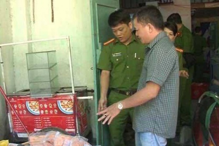 Lực lượng chức năng phát hiện bà thu giữ lượng lớn thực phẩm bẩn bán cho học sinh ở TP Huế. Ảnh Cảnh sát phòng chống tội phạm