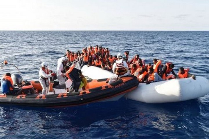 Lực lượng cứu hộ cứu các nạn nhân chìm tàu. Nguồn: AFP