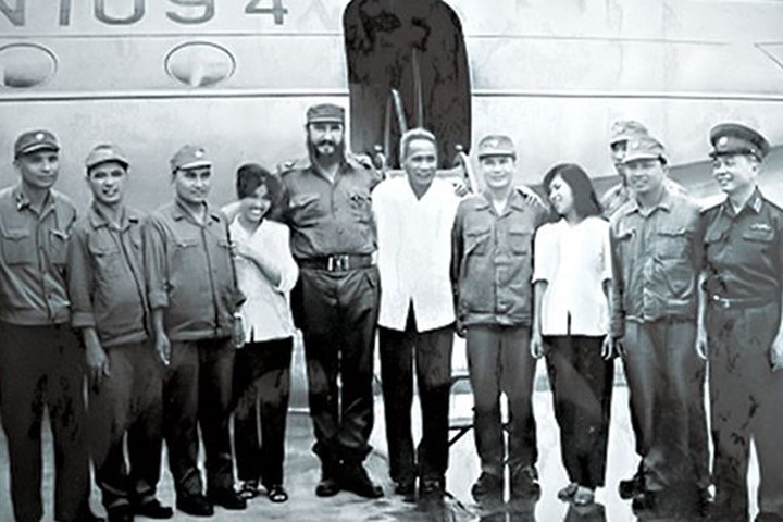 Bức ảnh đoàn bay chụp cùng Chủ tịch Fidel với Thủ tướng Phạm Văn Đồng, Đại tướng Võ Nguyên Giáp tại sân bay Gia Lâm năm 1973