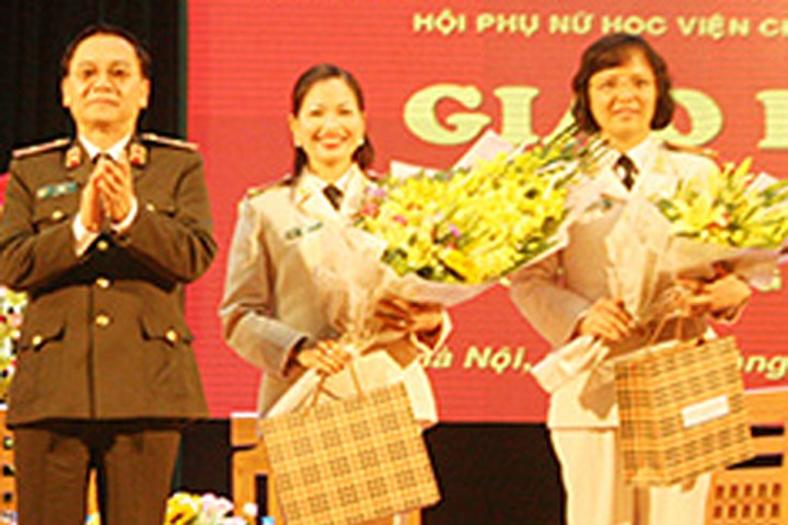 Tiến sĩ Nguyễn Thị Thu Thủy (bìa phải) trong buổi giao lưu những nữ cán bộ, giảng viên tiêu biểu, xuất sắc các trường, học viện công an nhân dân.