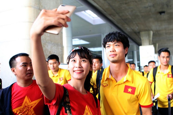 Cổ động viên TPHCM chào đón đội tuyển Việt Nam tại sân bay Tân Sơn Nhất