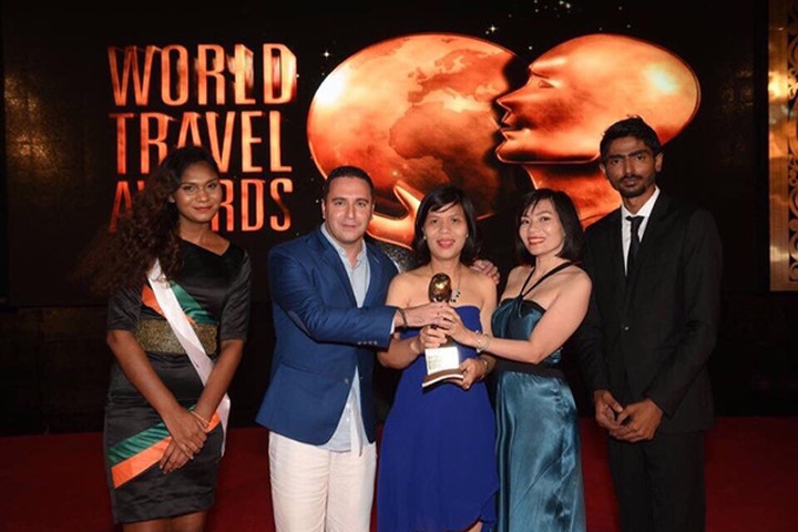 Đại diện Khu nghỉ dưỡng InterContinental Danang Sun Peninsula Resort nhận giải thưởng danh giá